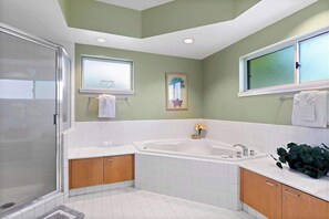 Shower, hair dryer, towels - Peaceful condo with lanai & beach essentials (Waikoloa Village)