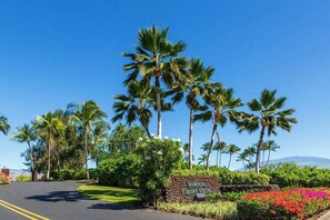 Property grounds - 2BR townhouse with pools, hot tub & BBQ (Waikoloa Village)