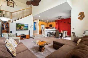 TV, offices - Townhouse with pool, lanai & hot tub (Waikoloa Village)