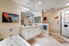 Shower, hair dryer, towels, shampoo - Pools, Private lanai, Hot tub, Beach Gear, BBQ (Waikoloa Village)
