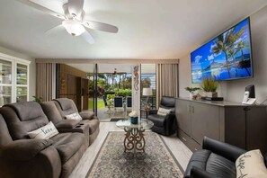 TV, offices - Tropical condo with pools, lanai & BBQ (Waikoloa Village)