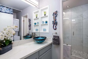 Shower, hair dryer, towels, shampoo - Pools, lanai & BBQ, Beach gear, On Golf Course (Waikoloa Village)