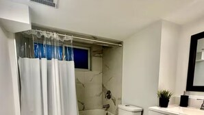 Un baño con bañera, inodoro y lavabo.