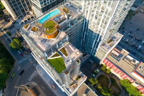 Luxurious Condo in Downtown Toronto