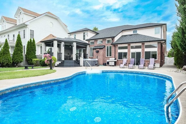 Pool - Main Unit Luxurious Oasis with a Private Pool (Windsor)