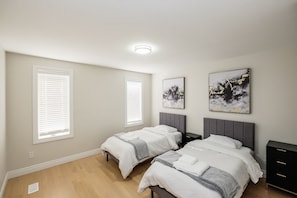 4 bedrooms, iron/ironing board, WiFi, bed sheets