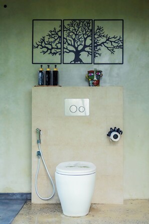 Shower, hair dryer, towels, soap - Cozy 1-bedroom chalet in brilliant Mawanella with WiFi, AC (Mawanella)