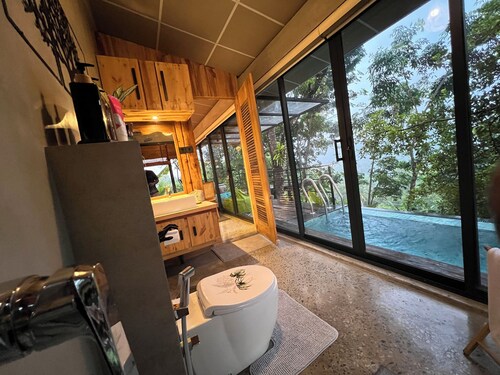 Cozy 1-bedroom chalet in brilliant Mawanella with WiFi, AC