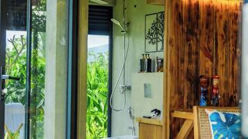 Dutxa, assecador de cabells, tovalloles i sabó