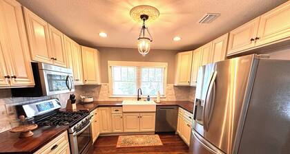 Charming 3-bedroom Historic Bungalow Beauty in the heart of Ocala near WEC!