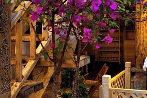 A wooden staircase with a wooden railing and a wooden bench. - Lijiang Shu He Shangshanruoshui Inn (Lijiang)