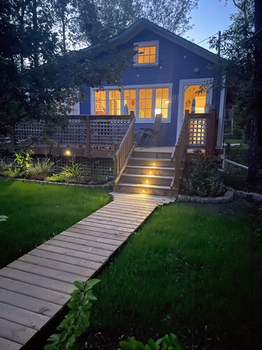 Cozy Cottage 1 block from Lake