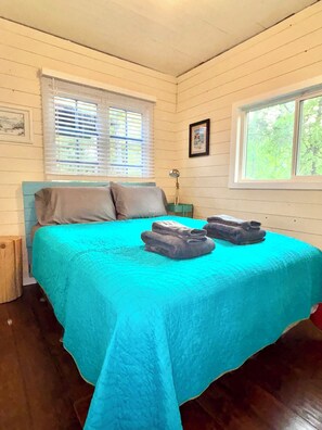 4 bedrooms, travel cot, free WiFi, bed sheets - Cozy Cottage 1 block from Lake (Winnipeg Beach)