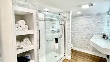 Luxury Single Room, 1 King Bed | Bathroom