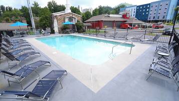 Alberca al aire libre por temporada y sombrillas en la alberca