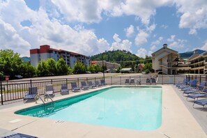 季節性室外泳池；07:00 至 22:30 開放；泳池傘、躺椅