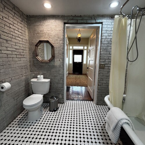 Historic brick 2-bedroom house in downtown Hannibal with off street parking WiFi