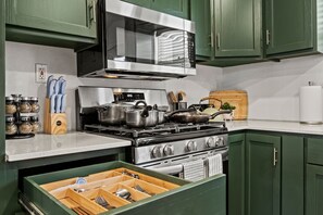 Refrigerador, microondas, horno y parrilla de estufa