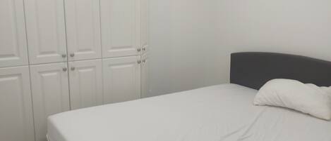 2 bedrooms, iron/ironing board, WiFi