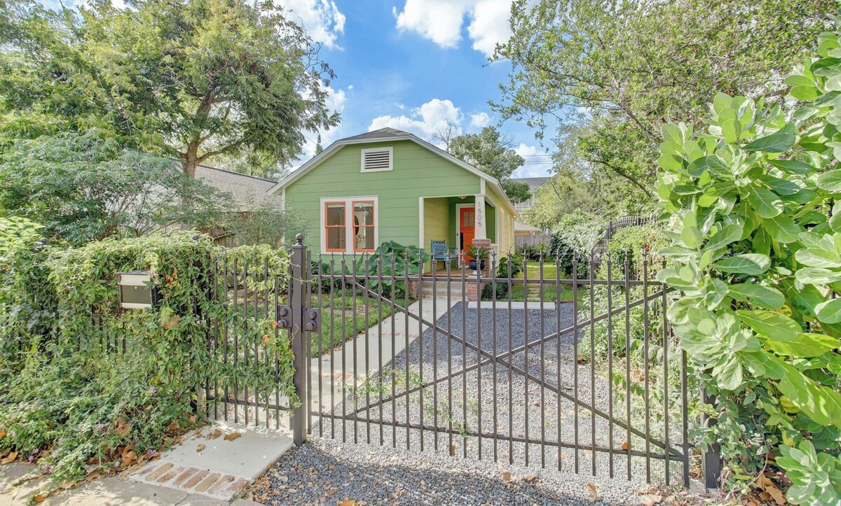 Photo 3 of Dog Friendly Cottage Near Eats and Treats