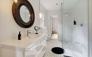 Douche, sèche-cheveux, serviettes fournies, savon