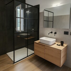 Dusj, hårføner, bidé og håndklær