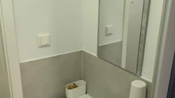 Een haardroger, handdoeken, zeep, toiletpapier