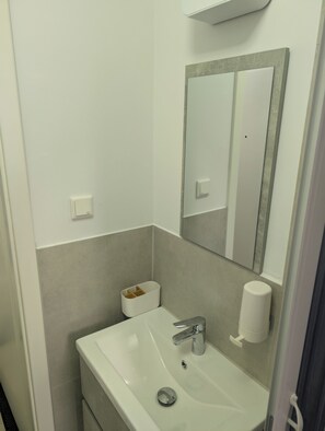 Haartrockner, Handtücher, Seife, Toilettenpapier