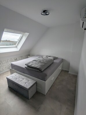 1 bedroom, travel cot, free WiFi, bed sheets