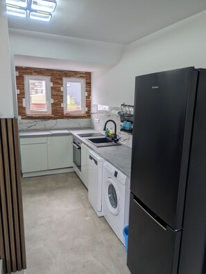 Kühlschrank, Mikrowelle, Ofen, Herdplatte