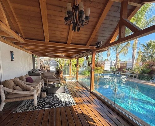 4BDs w/Tropical Outdoor Pool & Spa