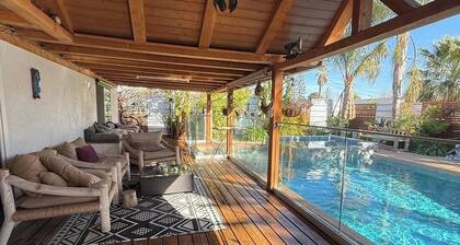 4BDs w/Tropical Outdoor Pool & Spa