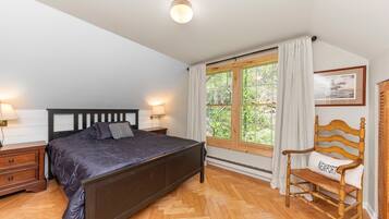 3 bedrooms, desk, iron/ironing board, free WiFi