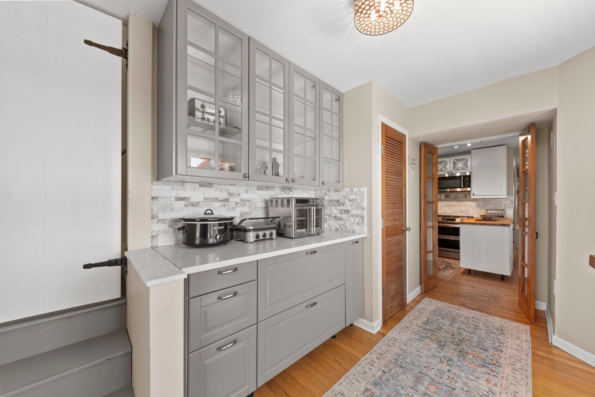 Mikrobølgeovn, ovn, kokeplater og oppvaskmaskin