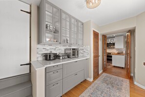 Four à micro-ondes, un four, surface de cuisson, lave-vaisselle