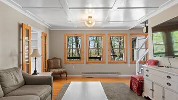 Een smart-tv en een open haard