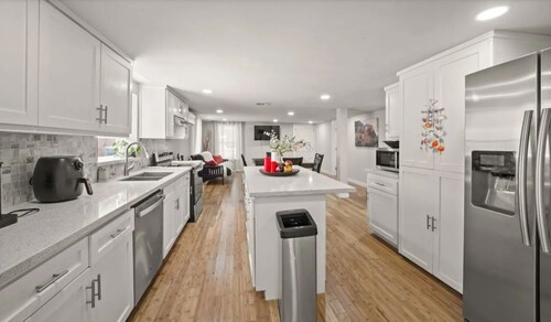 DeLamboBeach: Cozy Retreat 2BR 2BA Near UTMB ,Cruise Port & The Strand.