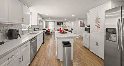 DeLamboBeach: Cozy Retreat 2BR 2BA Near UTMB ,Cruise Port & The Strand.