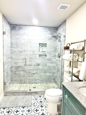 Douche, serviettes fournies, savon, papier de toilette