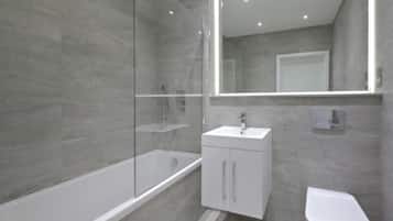Apartment | Bathroom | Shower, towels, toilet paper