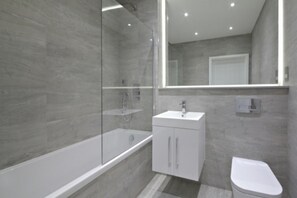 Appartement | Salle de bain | Douche, serviettes fournies