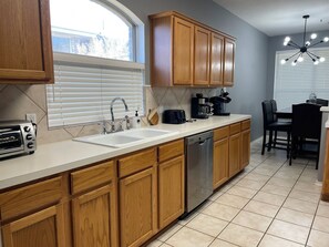 Micro-ondes, four, plaque de cuisson, lave-vaisselle