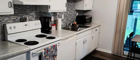 Refrigerador, microondas, horno, placa de cocina