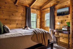 Familiehytte | 3 soverom, skrivebord, skrivebord for bærbar PC og blendingsgardiner