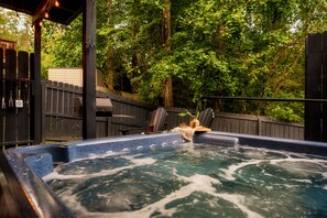Private spa tub - The Copper Bird Cabin (Gatlinburg)