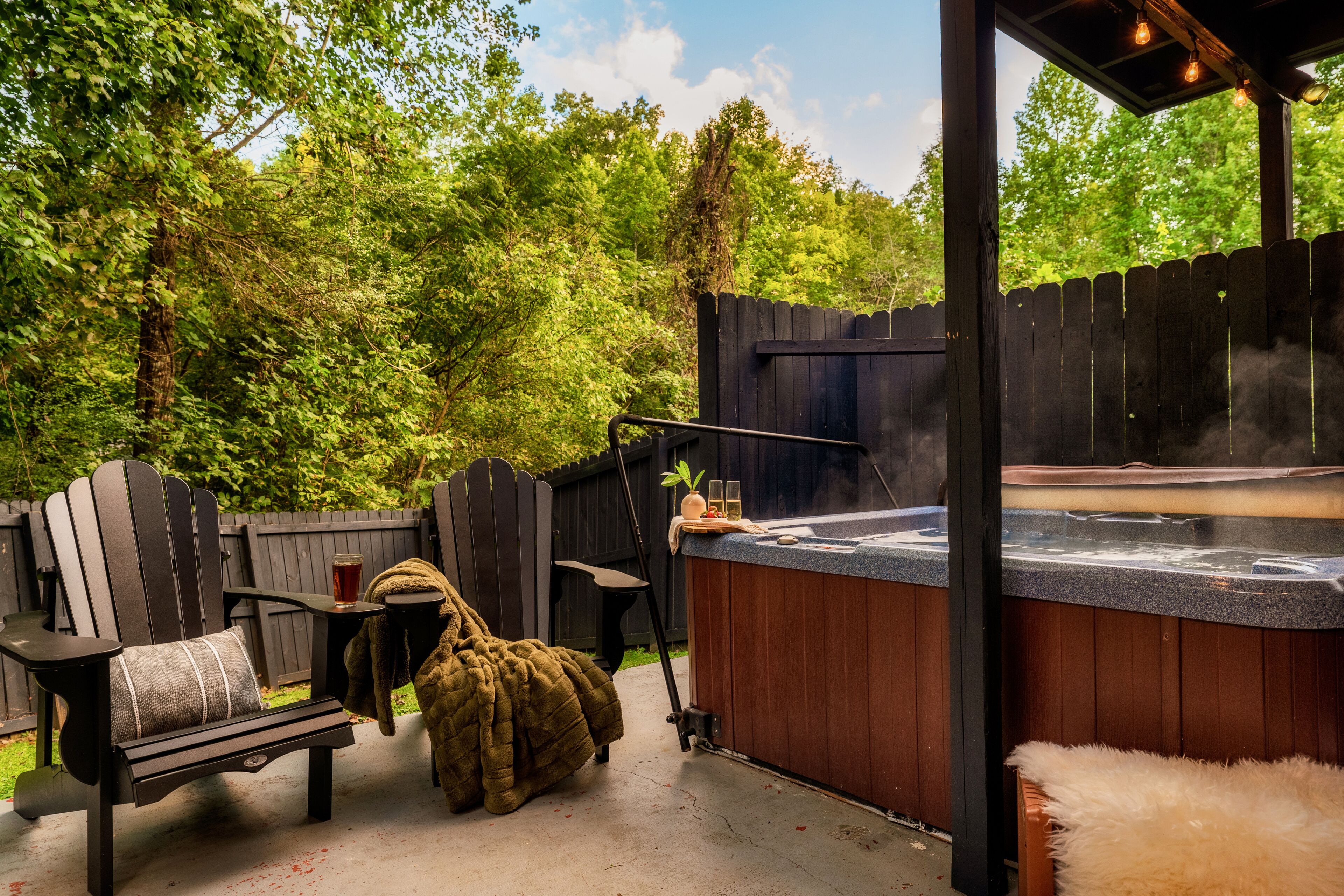 Un jacuzzi con terraza de madera, una silla y una manta.