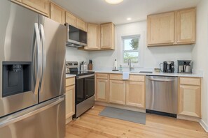 Kjøleskap, mikrobølgeovn, ovn og kokeplater