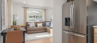 Cozy Cottage Near it All