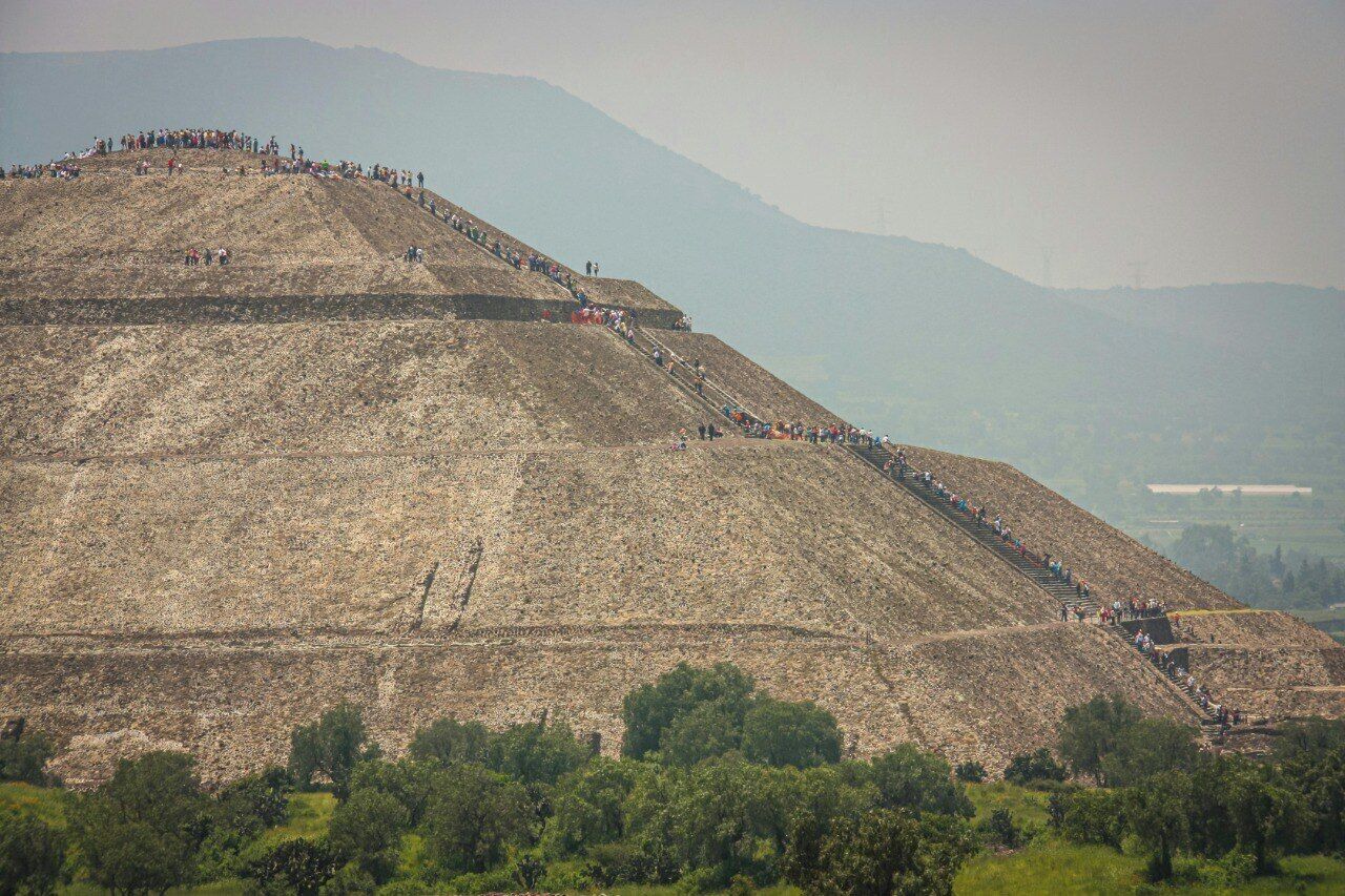 Ein großer, karger Hügel mit einer langen, gewundenen Treppe, die zum Gipfel hinaufführt.