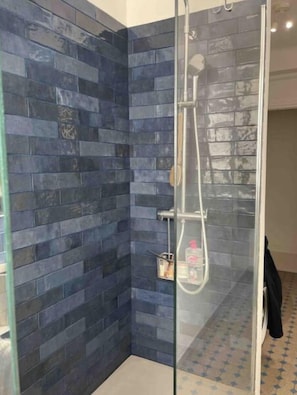 Douche, sèche-cheveux, serviettes fournies, savon